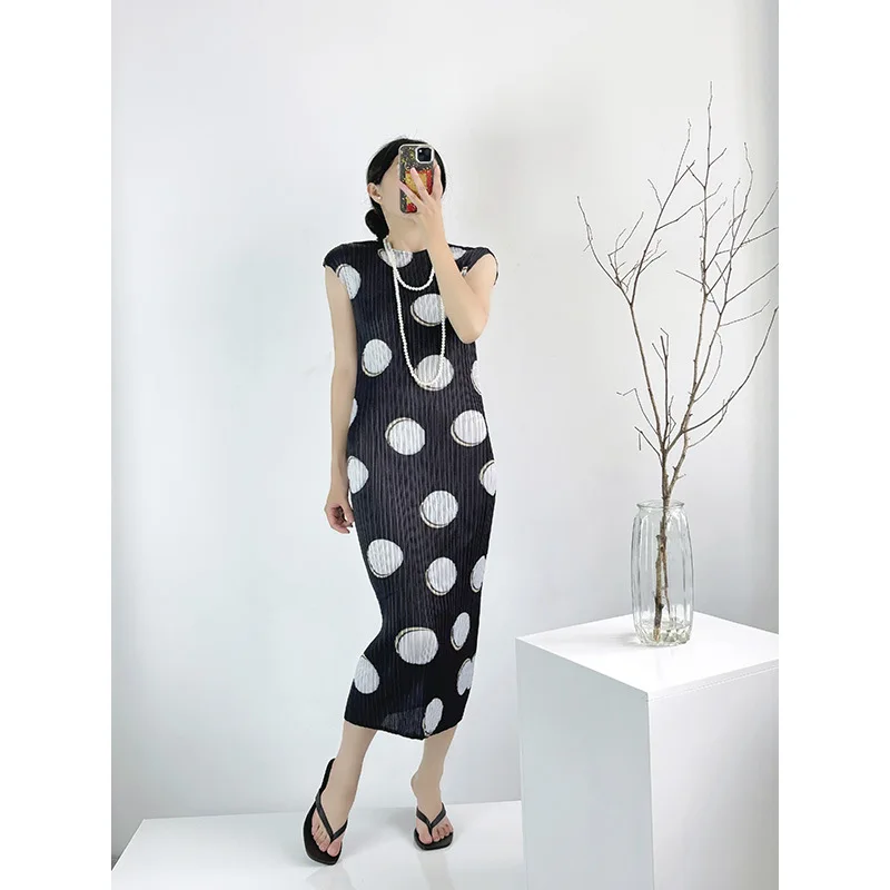 

Miyake Pleated Women's Casual Dress 2026 Summer New Retro Polka Dot Print Round Sleeveless Long Slim Vacation Beach Dress