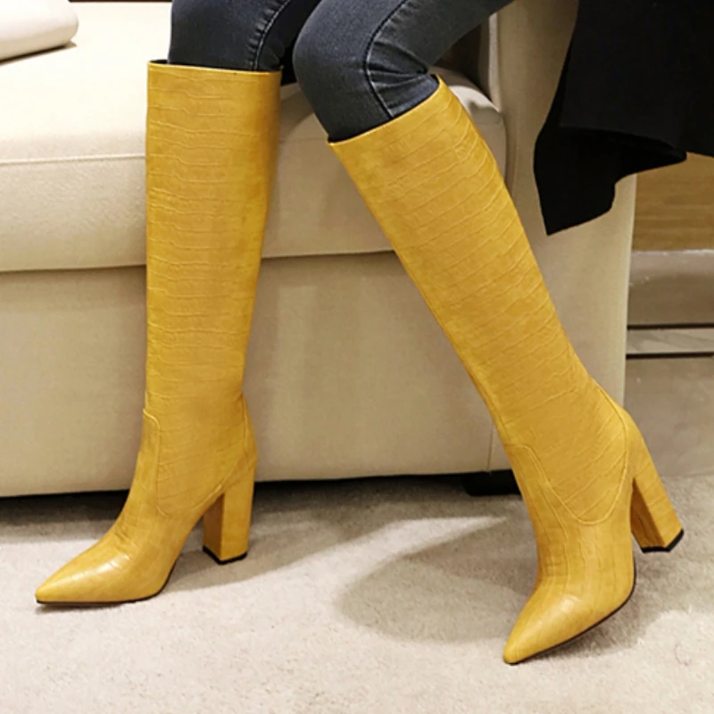 

Женские сапоги до колена, пикантные зимние туфли с острым носком, 2025 г., черно-белые длинные ковбойские сапоги в стиле вестерн на блочном каблуке, женские большие размеры 45