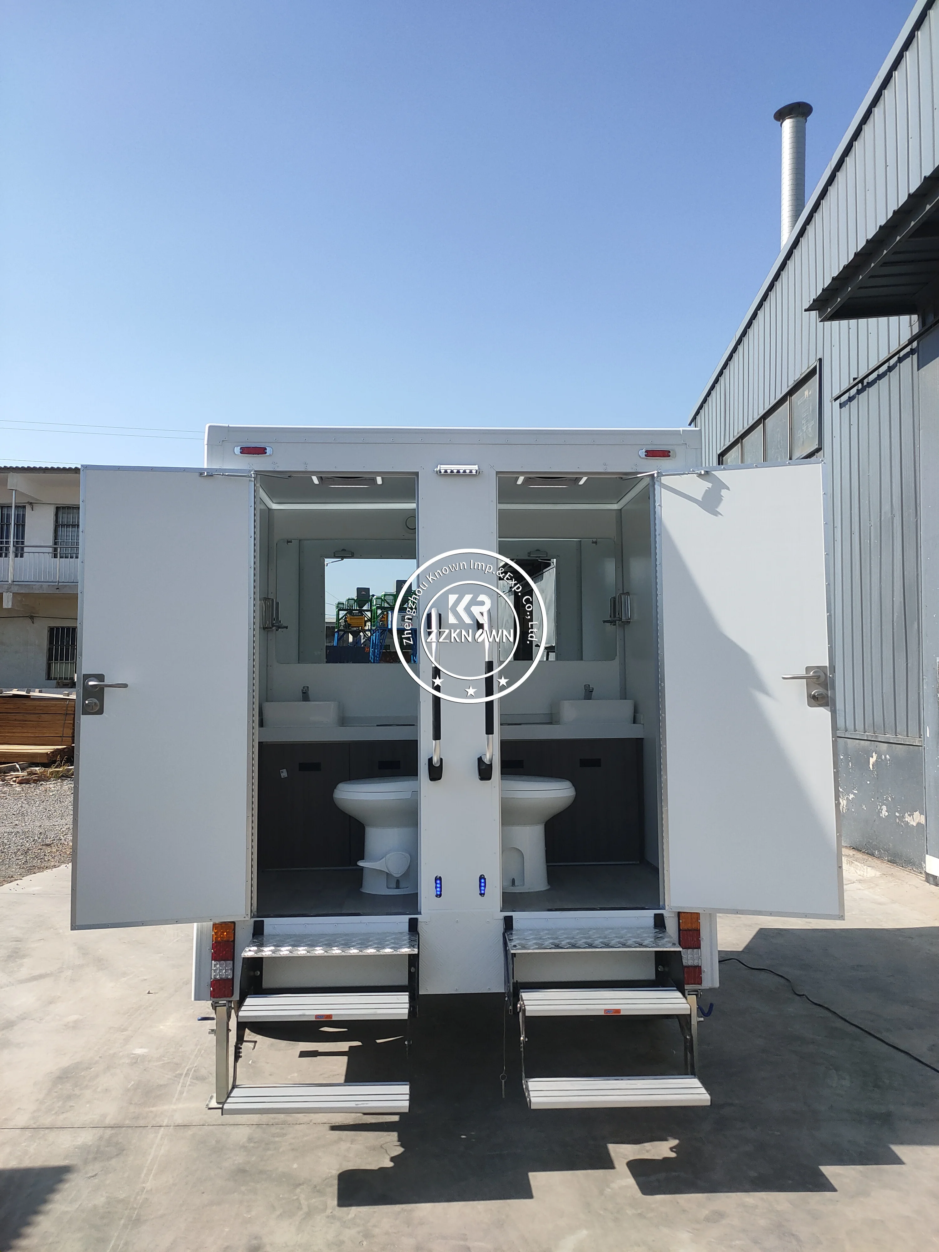 Factory Made Luxury Shower Trailer Easy to Move Customizable Outdoor Mobile Restroom