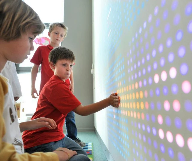 

Finger Touch Portable Interactive Whiteboard Multi-Dot USB Advertising Board