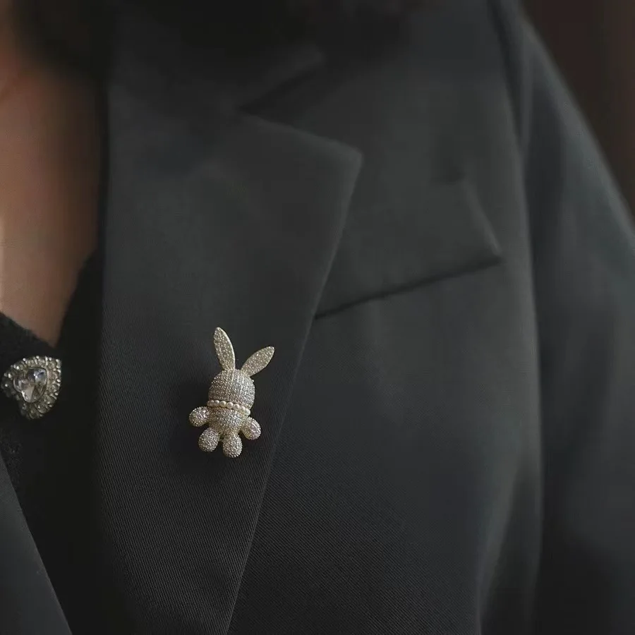 Spilla con zirconi brillanti di alta qualità spilla da donna con coniglio animale carino per le donne moda abiti formali soprabito accessori