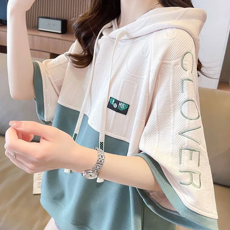 

Contrast hooded short-sleeved T-shirt women's summer new plus size loose fashion design stitching slim Joker top. hoodies