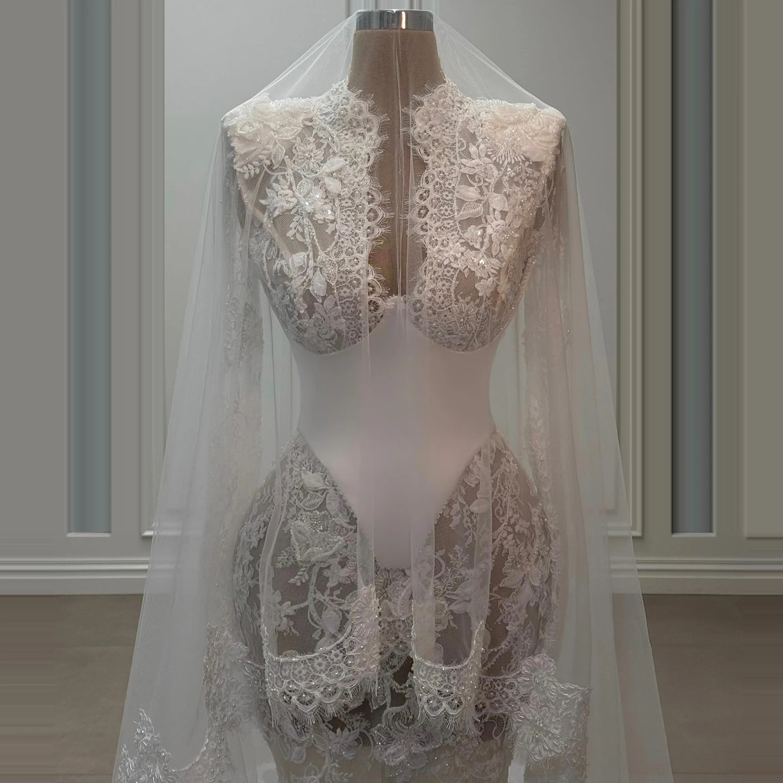 ไอวอรี่ V คอเงือกชุดแต่งงานลูกไม้ยาวดูไบซาอุดีอาระเบียคําชุดเจ้าสาวสําหรับงานปาร์ตี้พรหมสไตล์ใหม่