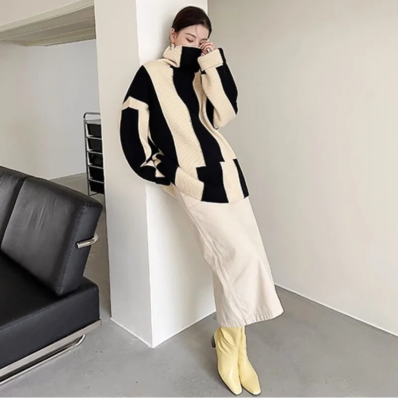 High Neck Striped Sweater for Women, Black and White, Autumn and Winter Design, Soft and Glutinous Knit Coat, Top