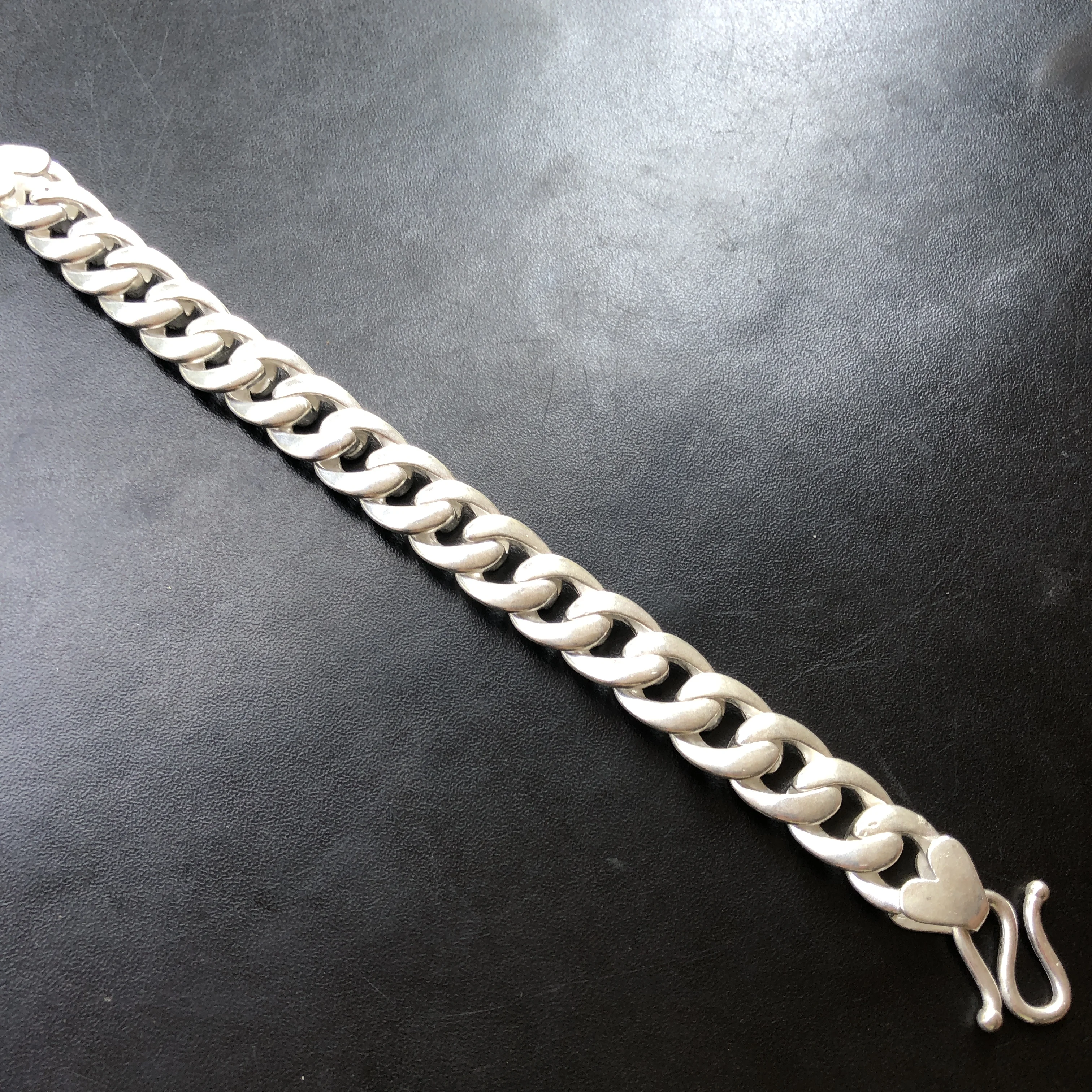 Tibetan Silver Thick Curb Chain Bracelet Heart‑Shape S‑Hook Clasp Retro Simple Wrist Bangle Unisex Fashion Jewelry Gift
