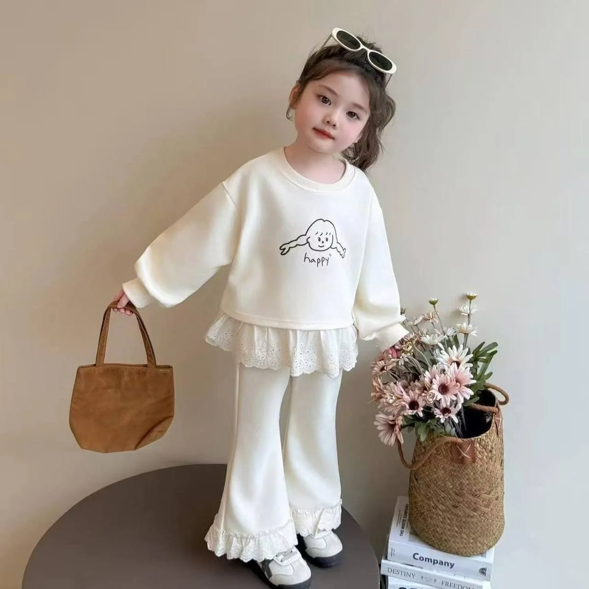 Graues Sweatshirt- und Hosen-Set mit Spitzenbesatz für Kinder – zweiteiliger Frühlings-Sweatanzug für Kinder, Babykleidung für Jungen. – Detail 2