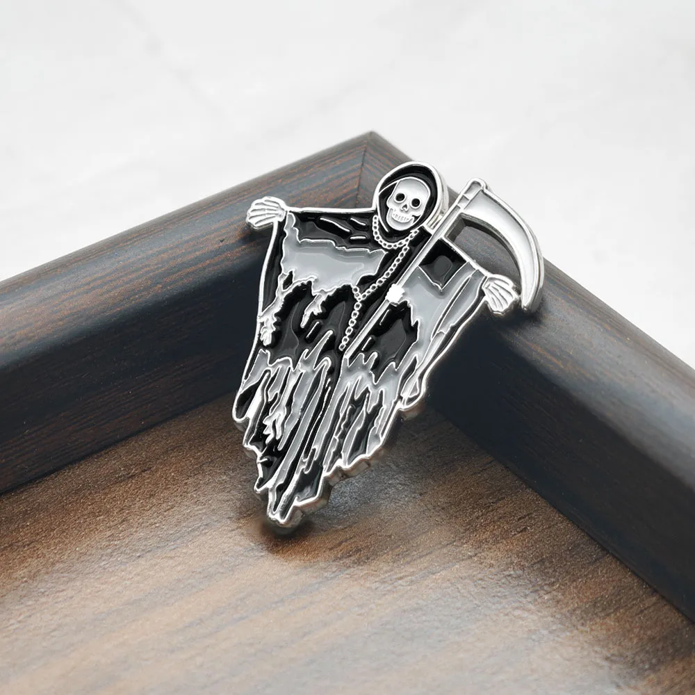 Halloween-Brosche mit Totenkopf-Motiv, Metall-Anstecknadel, schrecklicher Geist mit Sichel, gotischer Punk-Schmuck, Geschenk für Freunde. – Detail 7