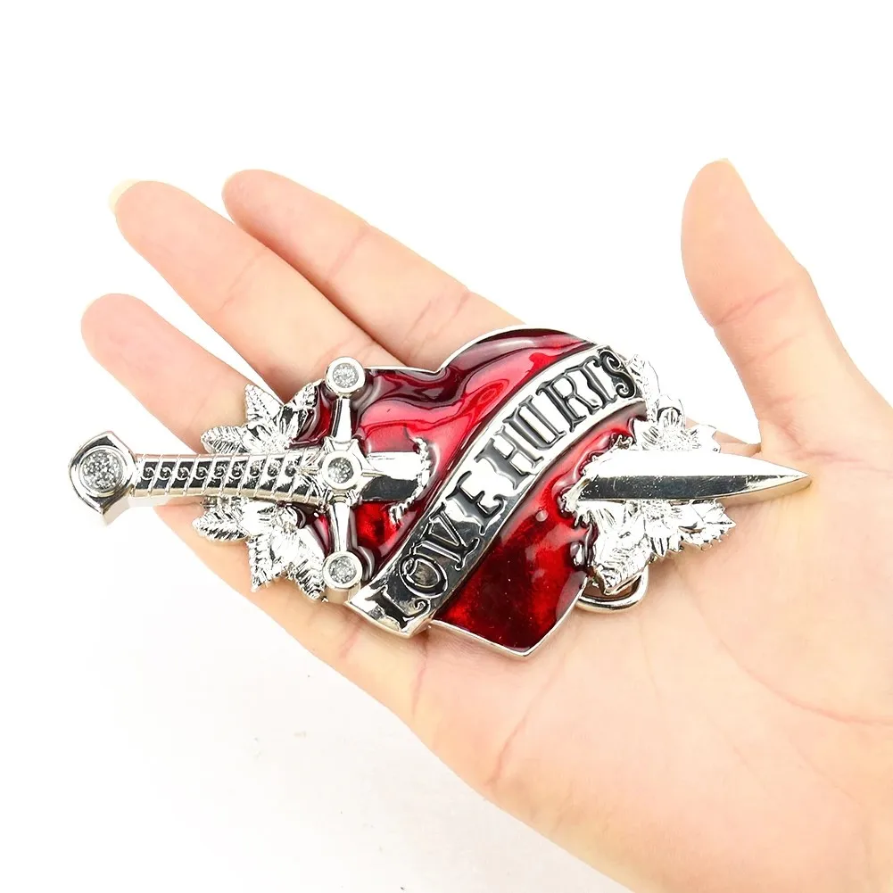 الحب يؤلم القلب والسيف حزام مشبك فريد من نوعه نمط فاسق مادة معدنية متينة دبوس مشبك الحرف مثالية لراكبي الدراجات النارية وأحزمة الروك