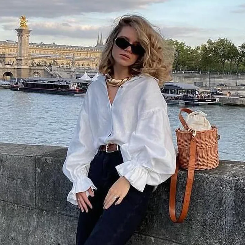 ต้นฤดูใบไม้ร่วง 2025 ใหม่ภาษาฝรั่งเศสคําสีทึบLapelหลวมสบายๆผู้หญิงเสื้อสีขาว