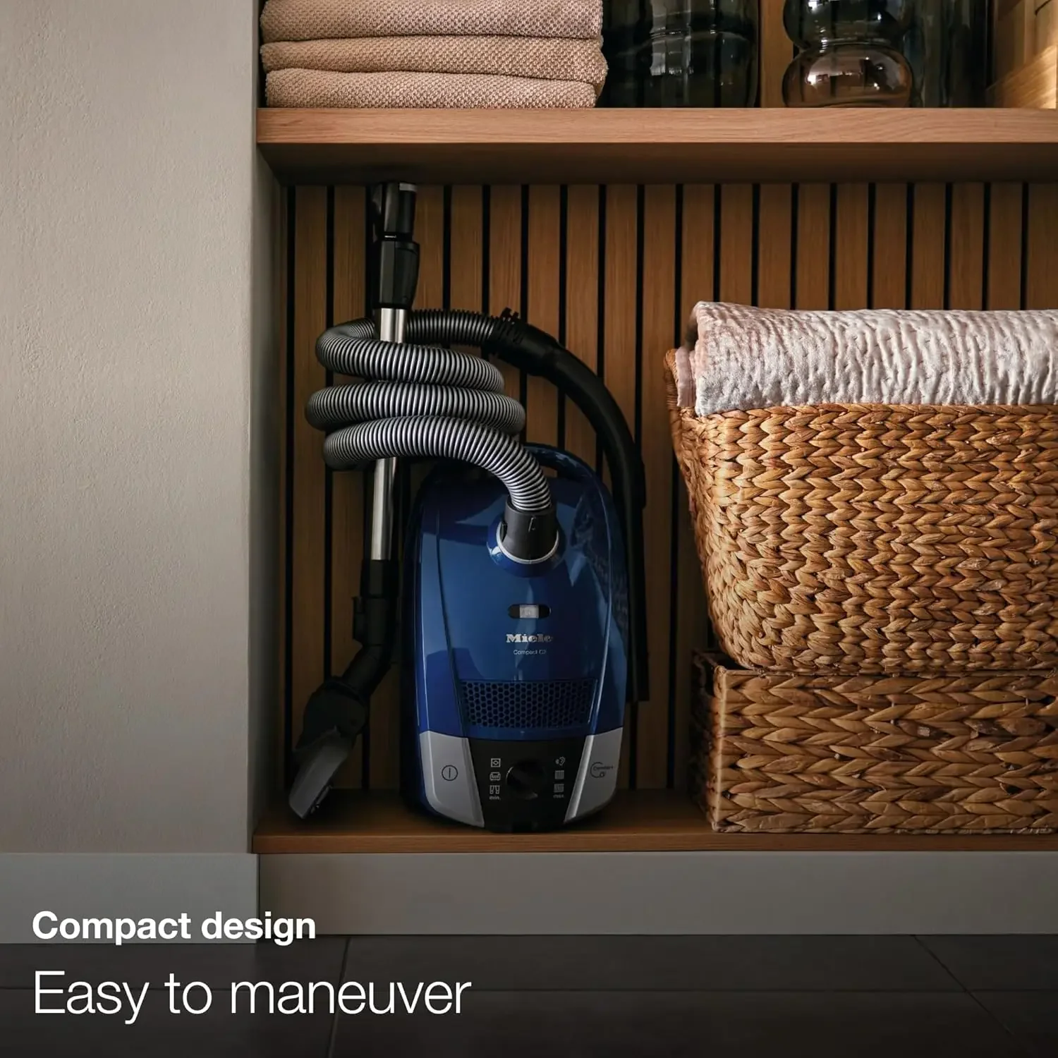 Aspirapolvere compatto in puro sacchetto C1 con elevata potenza di aspirazione, progettato per pavimenti duri e moquette a pelo basso, bianco loto