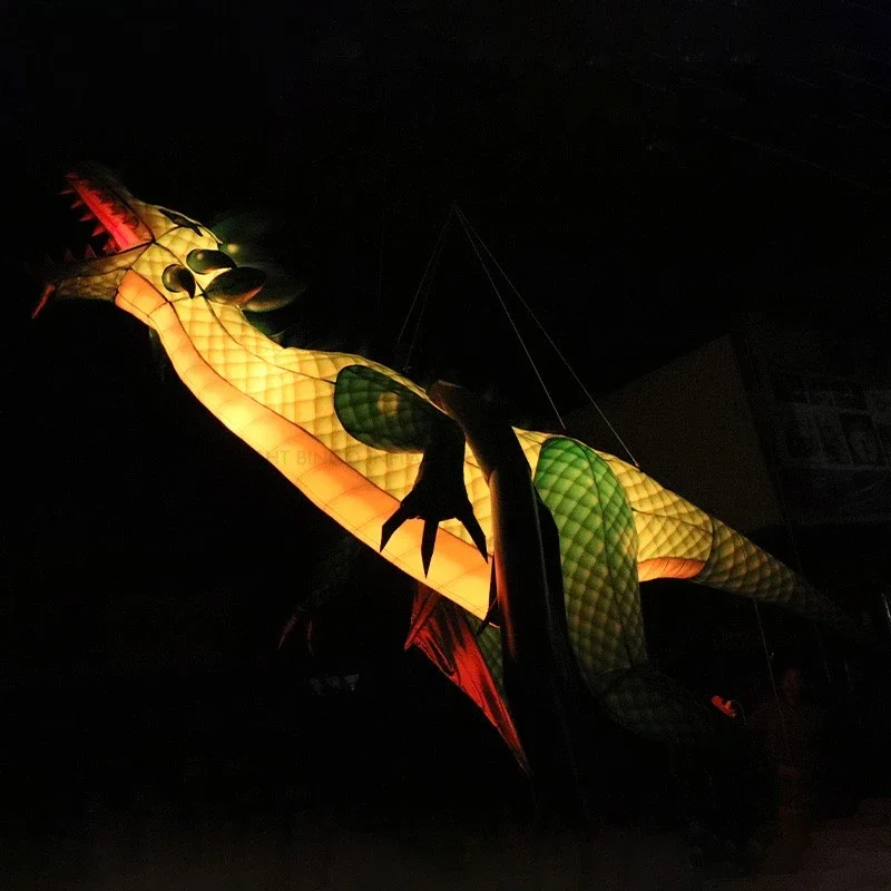 Aangepaste gigantische blauwe opblaasbare vliegende draak met vleugels hangend opblaasbaar dier voor Halloween-decoratie