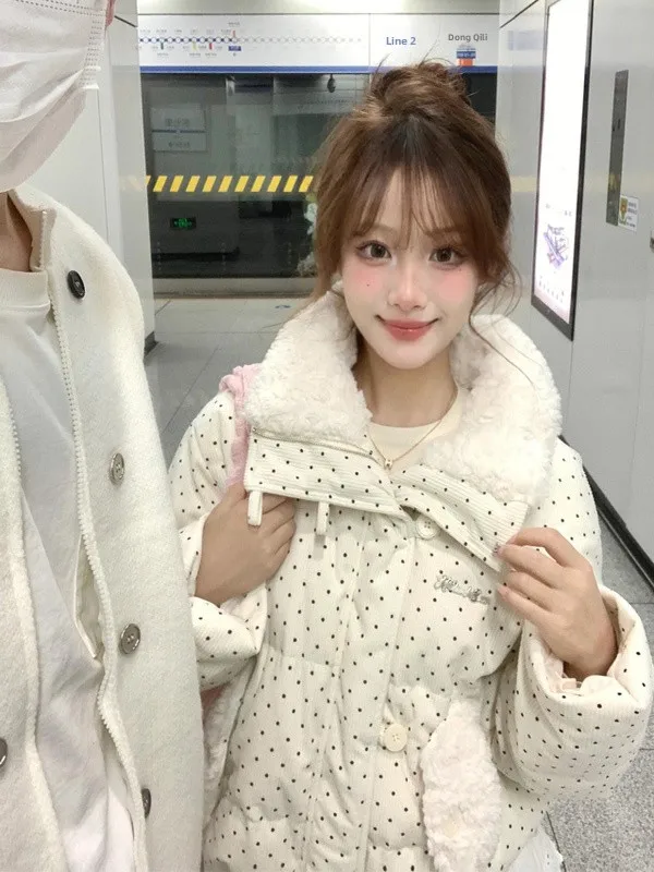 

Корейская женская хлопковая куртка с милым нежным воротником из искусственного меха в горошек, теплая, короткая, зимняя, новая модная тенденция