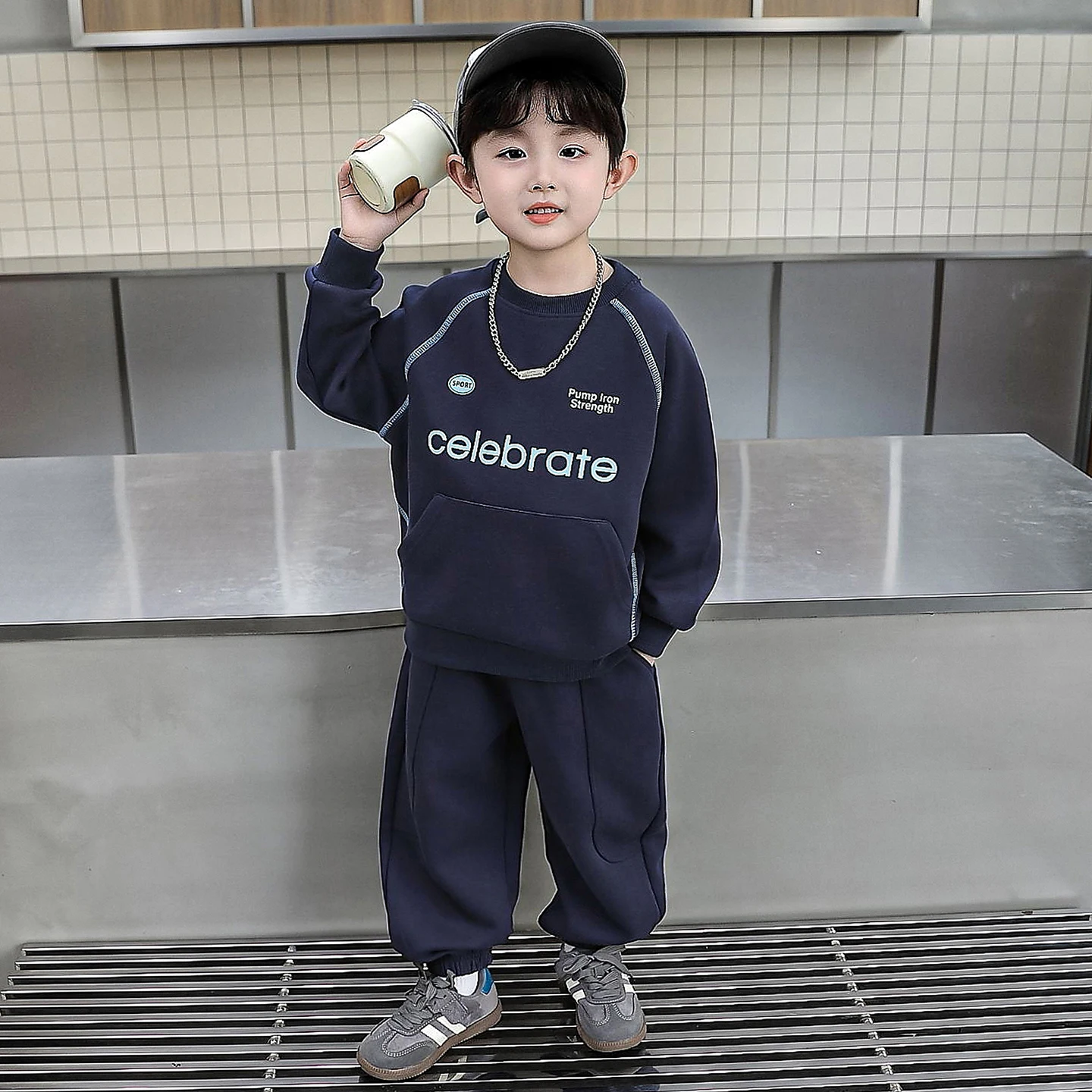 

Детский повседневный спортивный костюм с буквенным принтом, комплект из двух предметов для мальчиков, весенние брюки с длинными рукавами и толстовка, удобный и модный.