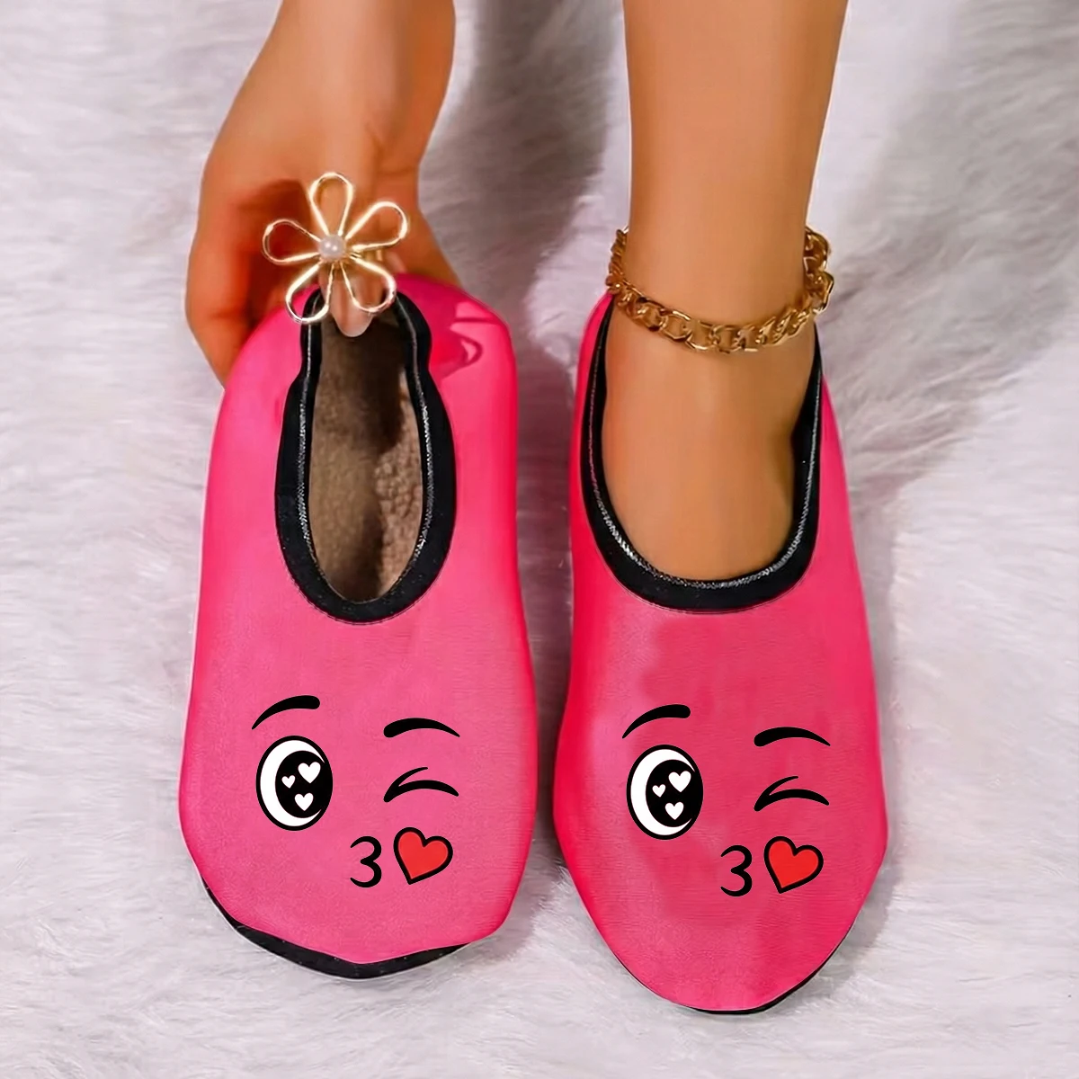 شبشب نسائي لطيف مطبوع عليه قبلة من جلد الغزال يسمح بمرور الهواء ومرونة عالية للاستخدام الداخلي وغير قابل للانزلاق