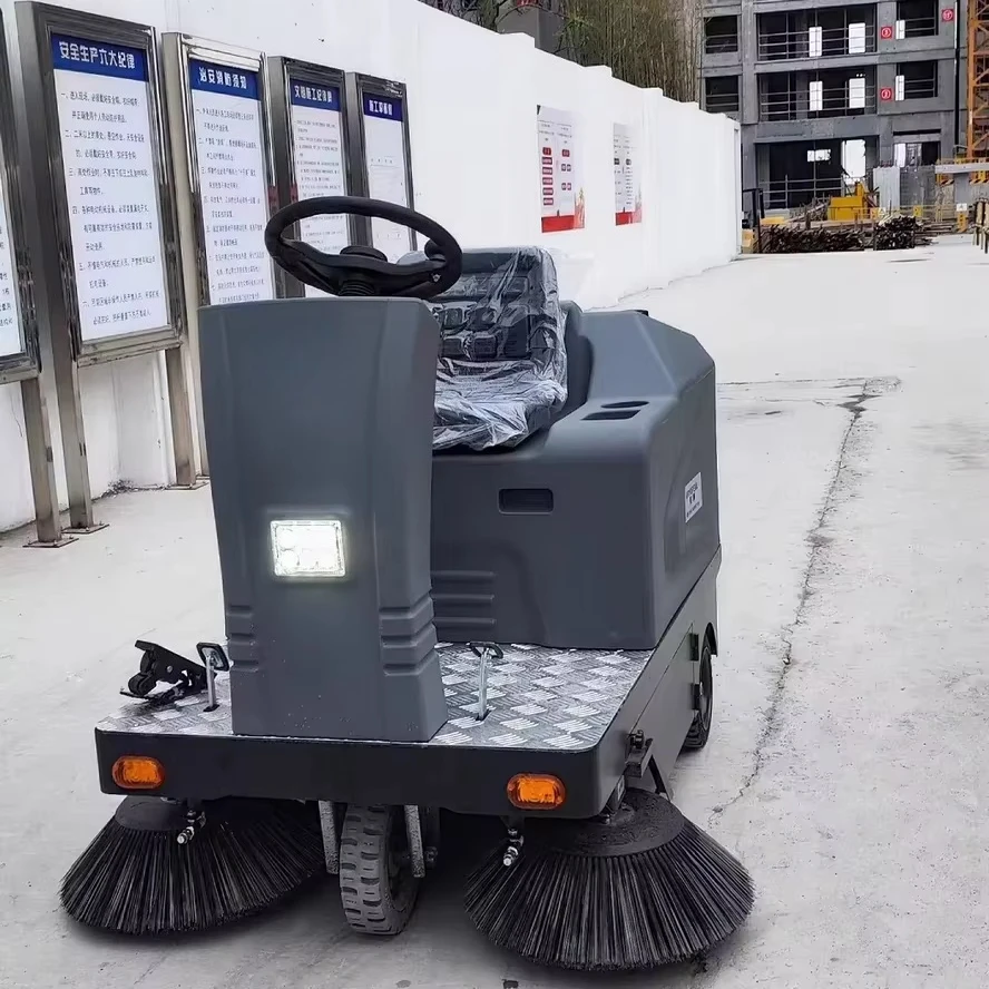 1260 Ride-On Electric Road Sweeper Truck New Condition with Asphalt Brush and Vacuum Sweeper Features