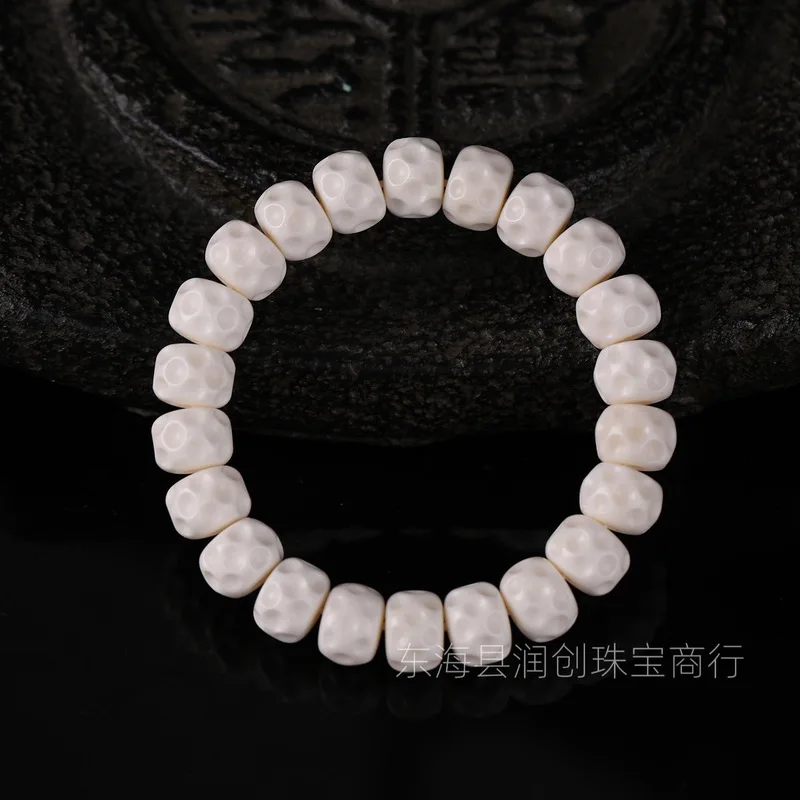 Bracelet en bois de cerf de style tibétain, orné d’une gravure représentant un cratère de météorite, et une chaîne de perles symbolisant le Bouddha, sans indication précise de son identité.