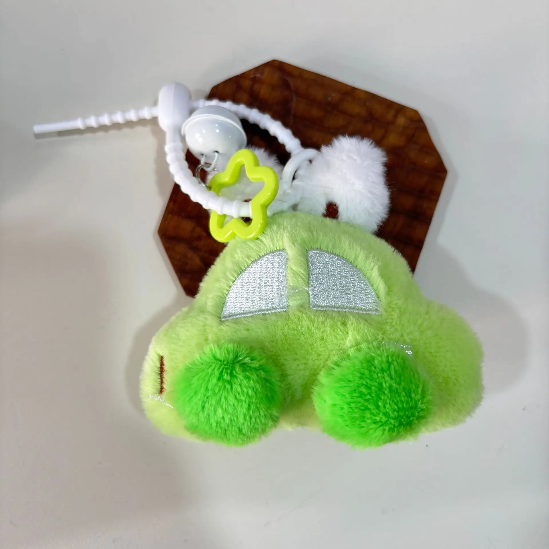 Mini Uroczy Mały Brelok do Kluczy w Kształcie Autka, Pluszowa Zawieszka, Kreatywny Prezent Urodzinowy dla Dzieci, Kreskówkowy Pluszowy Brelok do Kluczy w Kształcie Małego Autka