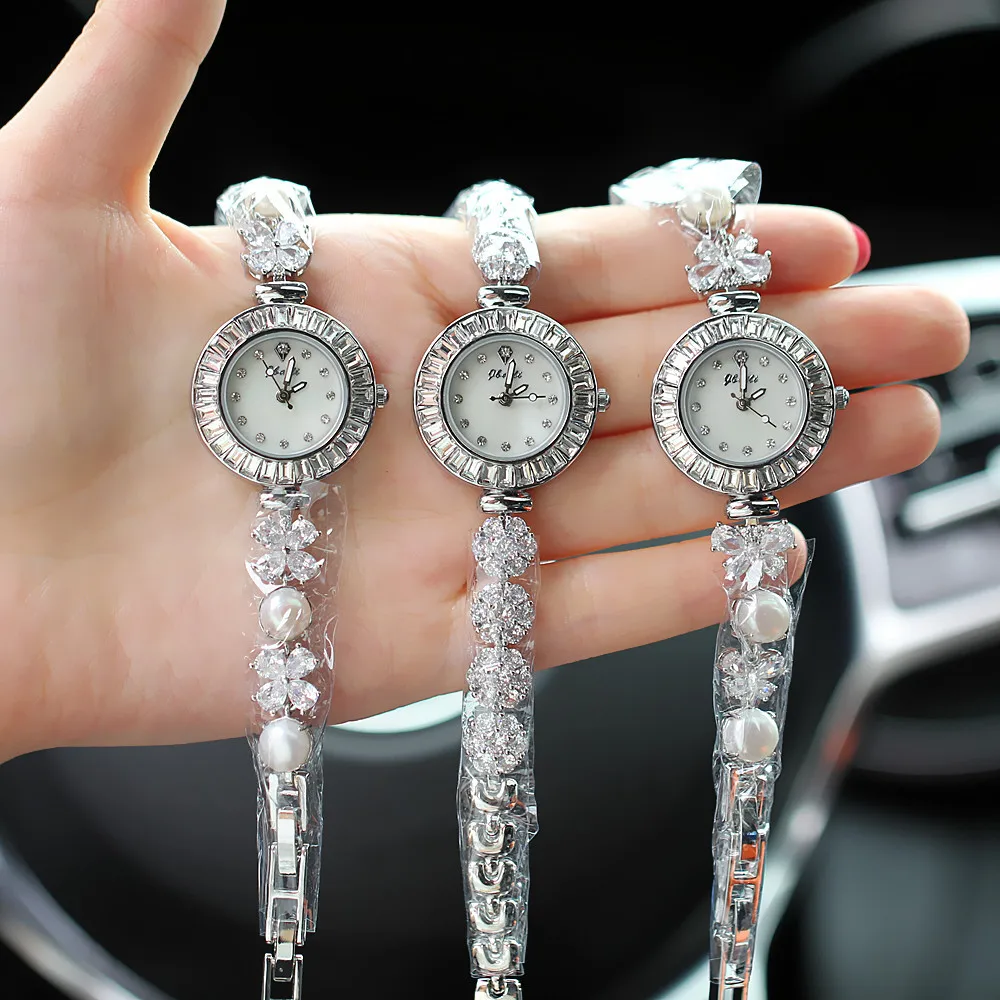 

Women's Light Luxury Watch Brand Diamond Set Glow Quartz Waterproof Bracelet Watch Fashionable and Elegant Female V82