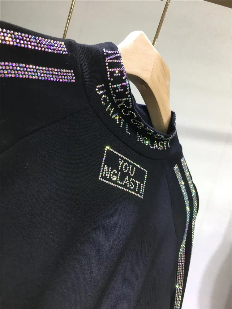 เสื้อยืดแขนยาวทรงเข้ารูป คอสูง ประดับคริสตัล งานหนัก สีดำ พิมพ์ลายตัวอักษร  สำหรับผู้หญิง ฤดูใบไม้ร่วง ฤดูหนาว รุ่นใหม่