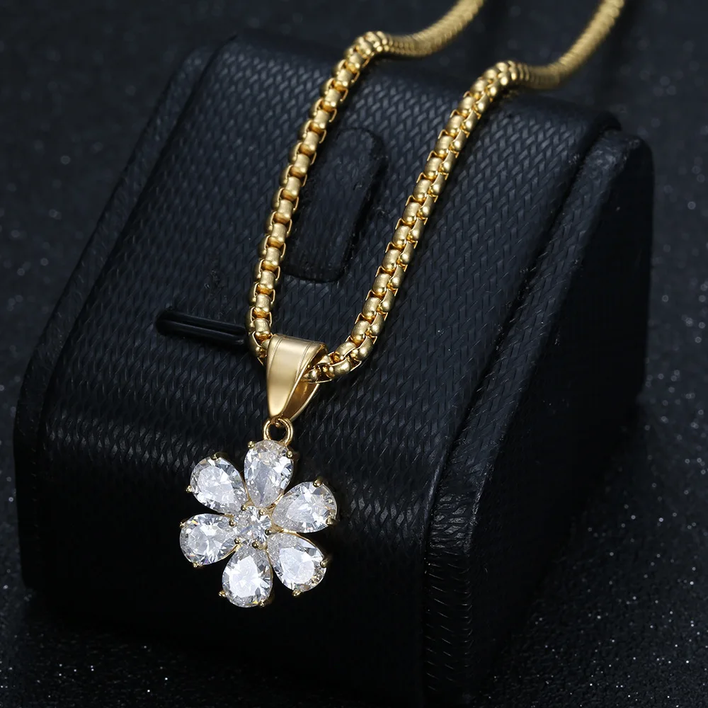 

Besiko 316 Stainless Steel Collar With Snowflake 18K Gold Pendant Simple Geometric Inset Zircon Necklace For Men Gift Ornaments