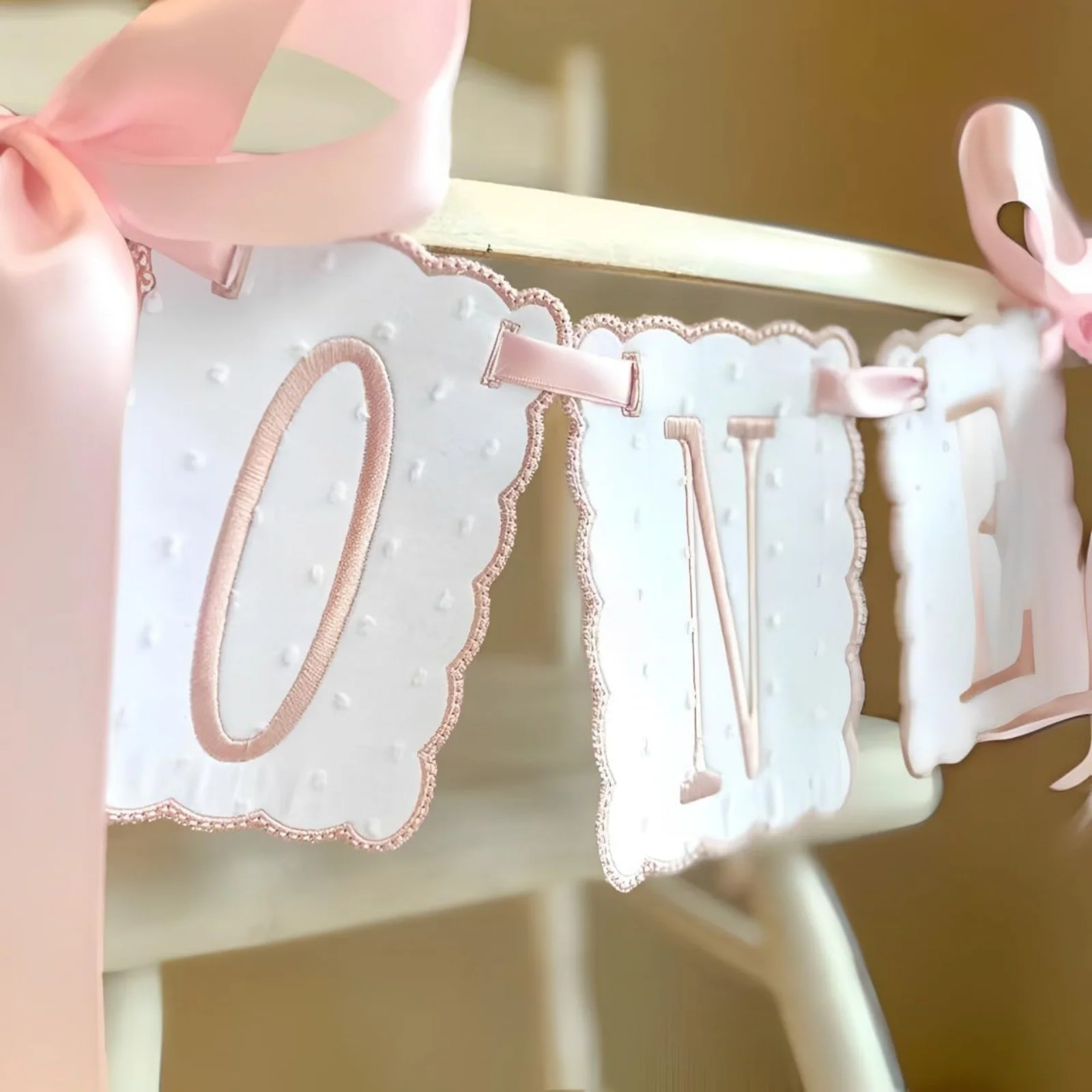 Rosa und Weiße Schleife ONE Hochstuhl-Banner für Mädchen Erster Geburtstag Hochstuhl-Dekoration Sweet One Rosa Schleife 1. Geburtstag Dekorationen – Detail 2