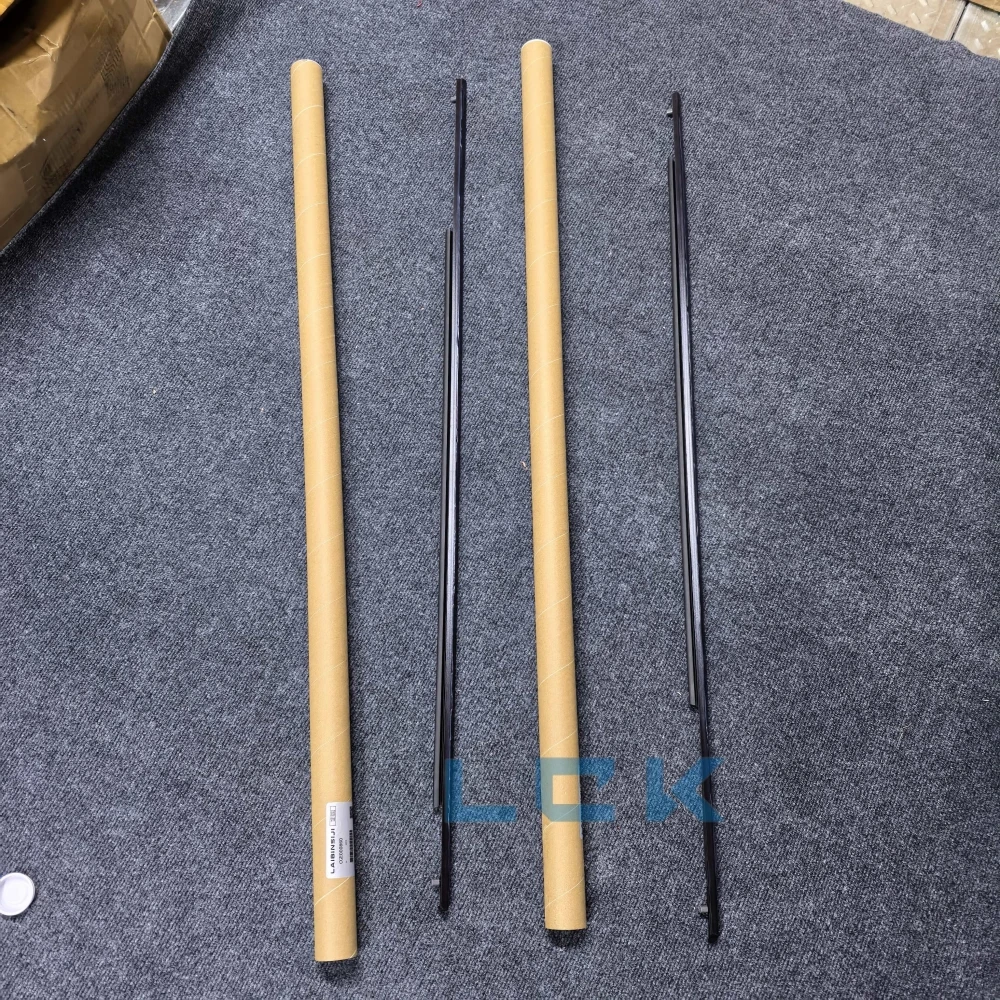

1 pair The decorative sealing strip on the outside of the front door for Land Rover Sport L320 2005-2013 CGE000860 CGE000870