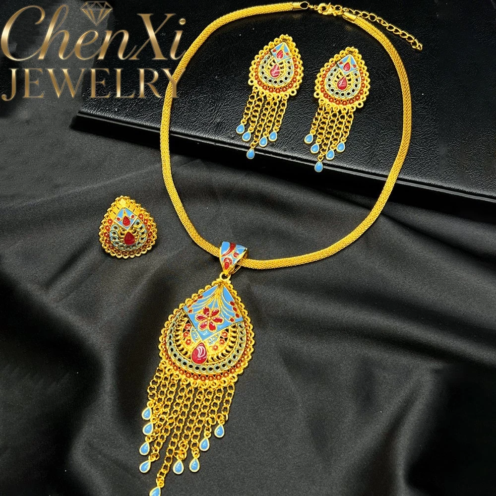 collier-en-or-alluvial-avec-pendentif-fleur-ajouree-et-breloques-elegantes-piece-remarquable-souvenir-haut-de-gamme-luxe-exquis-cadeau-jeune-et-raffine