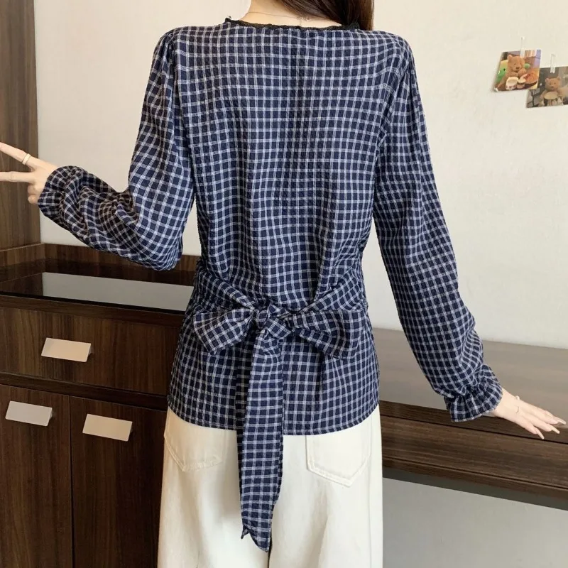 Jesienna nowa kolekcja: koszula damska w kratę z koronkowym pasem, długi rękaw, uniwersalna, dopasowana, modny top.