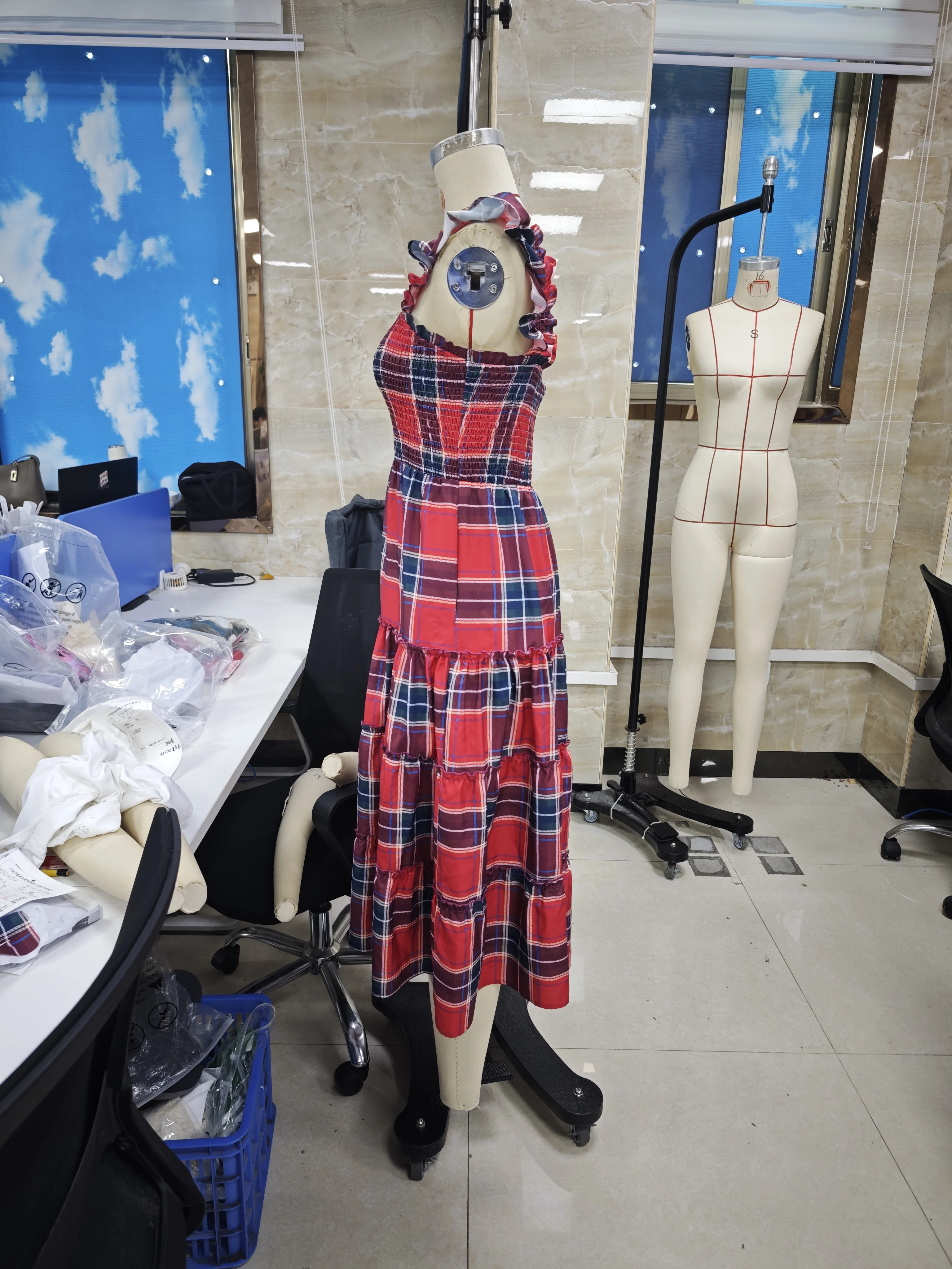 Robe longue à carreaux pour femmes, manches à volants, col carré, smockée, mode d'été, robe trapèze décontractée