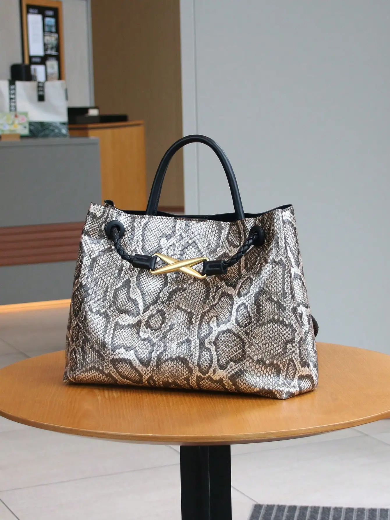 2026 Europäische und Amerikanische Mode Neue Retro-Handtasche Nischendesign Metallseilschnalle Große Kapazität Geflochtene Handtasche Freizeit-Schultertasche – Detail 7
