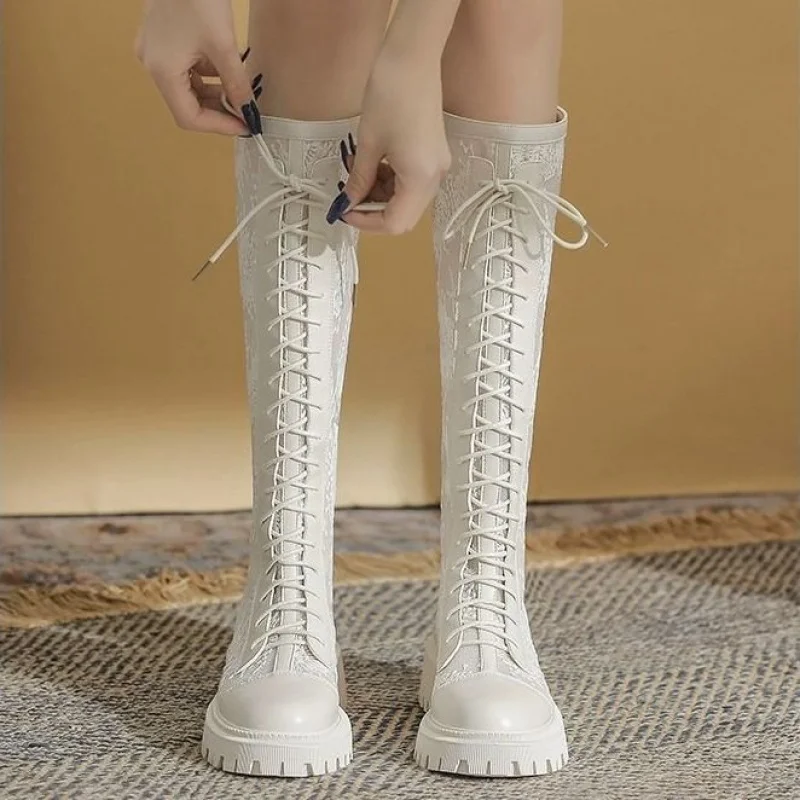 Damen Sommerstiefel aus Spitze und Mesh, kniehoch, mit Blumenstickerei, hohler Plateauabsatz, klobiger Absatz, Schnürung, atmungsaktiv, lange Stiefel – Detail 3