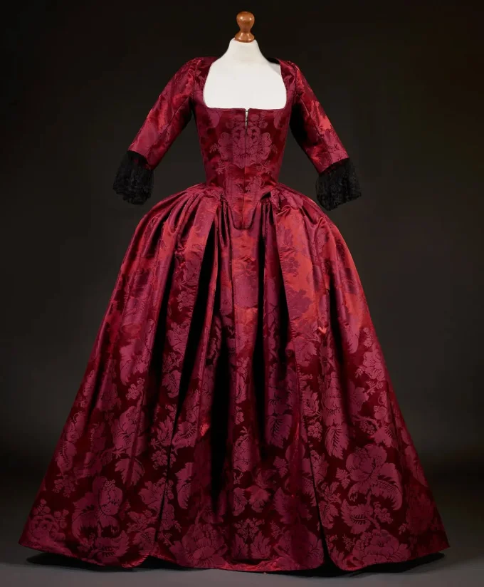 로코코 스타일 레드 새틴 가운, 계층형 오버스커트 포함, 역사적 재연, 왕실 궁정, 할로윈, 크리스마스용