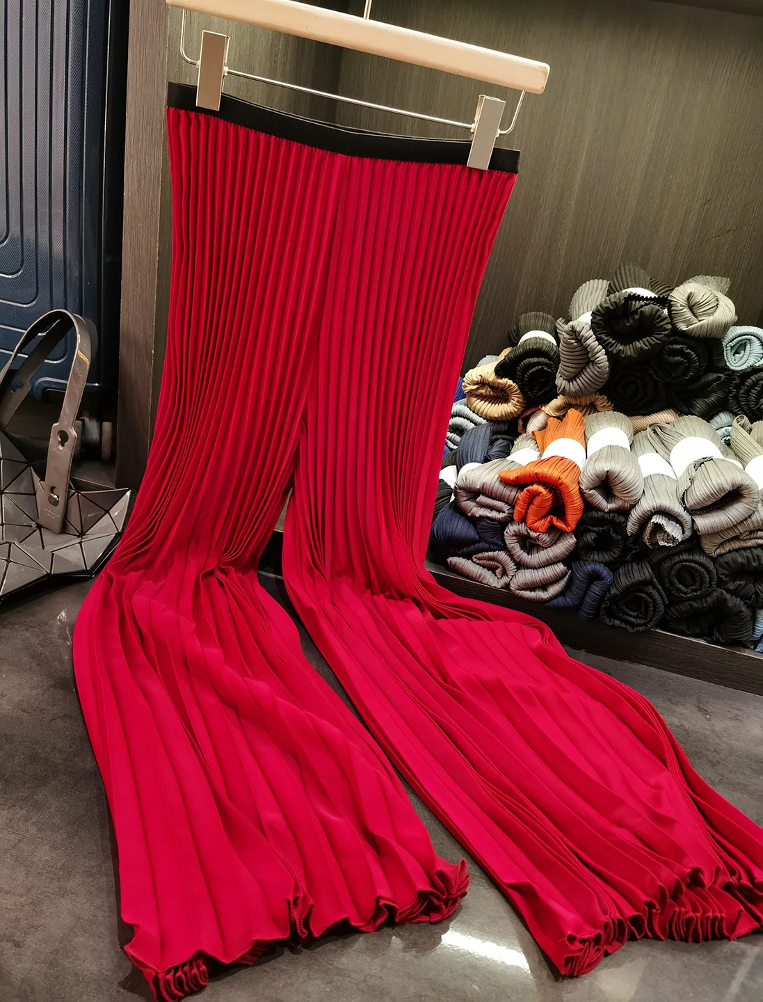 Miyake จีบกางเกงจีบ Collision บางส่วนหลวมตรงขากว้างขากางเกงสบายๆ 2025 ฤดูร้อนกางเกงหญิง