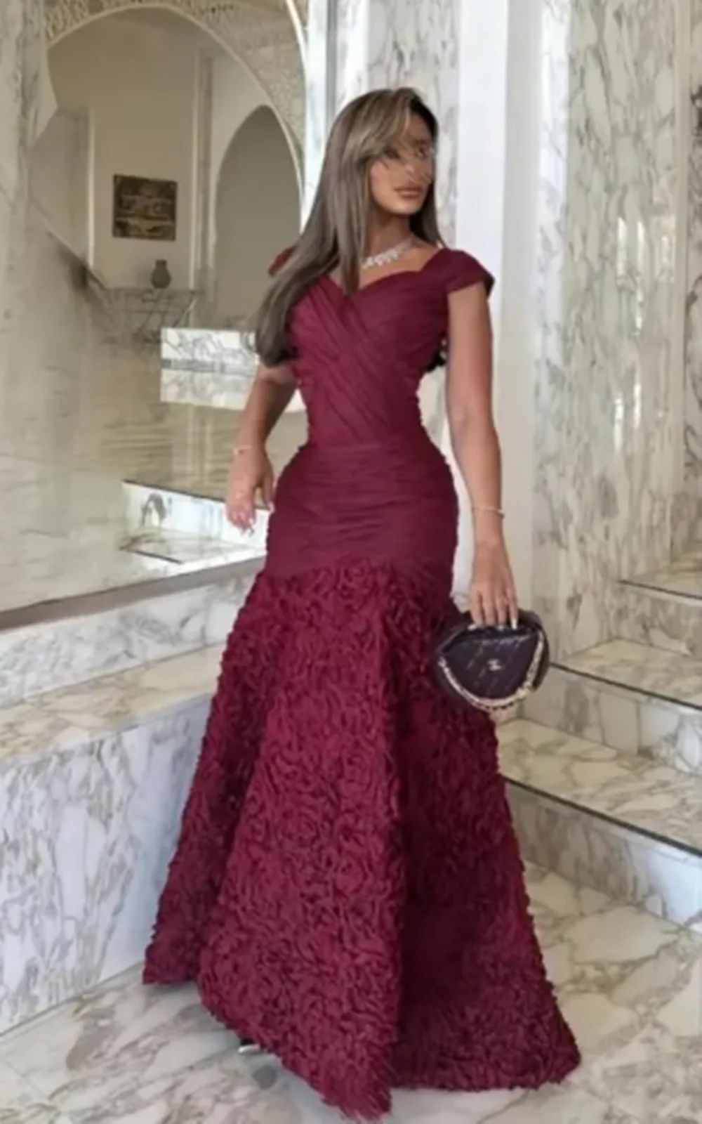 ชุดเดรสยาวแบบเปิดไหล่ งานเย็บมือ แต่งดอกไม้ทรงกลม ผ้าเจอร์ซีย์จีบ คุณภาพสูง ดีไซน์คลาสสิก หรูหรา สำหรับงานพรอม  สามารถสั่งตัดได้