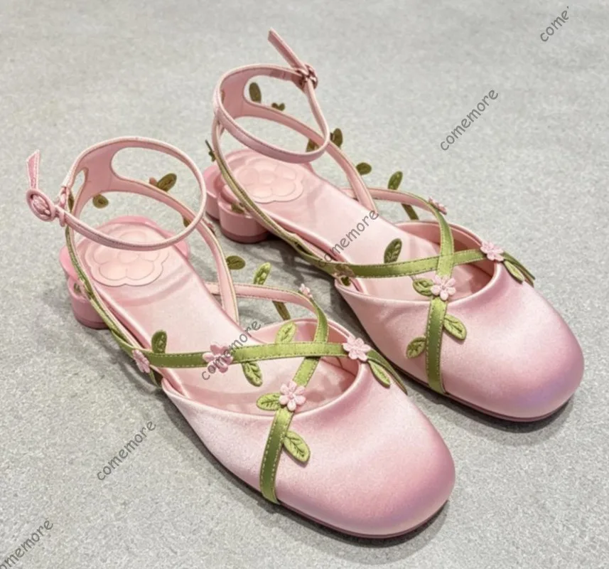Satin-Riemchen-Pumps mit Blumenmuster und niedrigem Absatz für Damen, runde Zehenpartie, überkreuzte Schnalle, süße Damenschuhe, große Größe 34-43, Sandalias