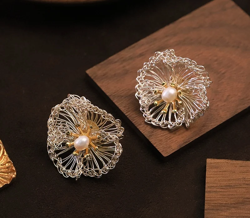 Original design pearl-wrapped metal ear studs - elegant and versatile accessories with a sophisticated touch