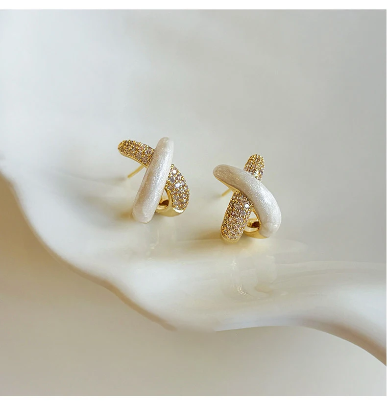 Elegante weiße Emaille-Ohrstecker mit Mikro-Zirkonia-Besatz in Goldfarbe für Damen – stilvolles High-End-Schmuck-Accessoire für Partys – Detail 4