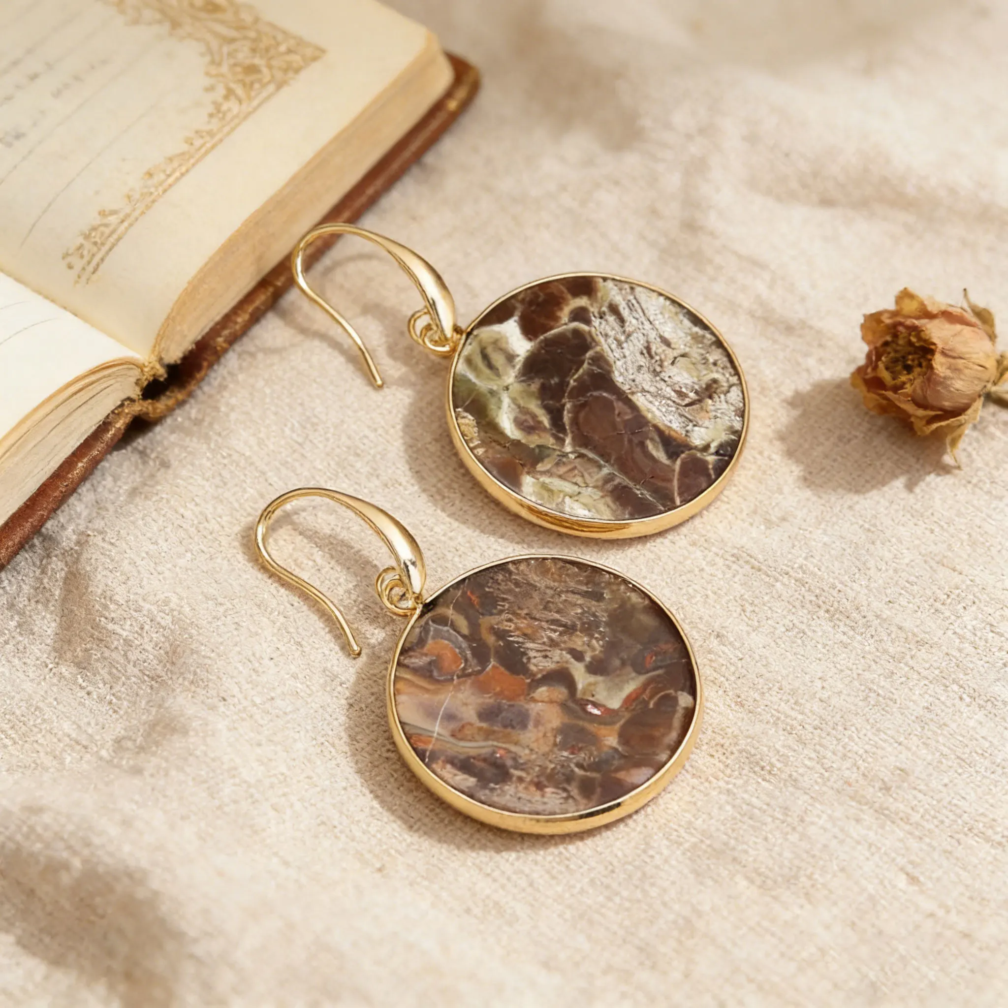 

Преувеличенные круглые серьги из натурального камня в западном стиле. Модные высококачественные серьги с тигровым глазом и аметистом и т. д. Подходят для различных случаев.