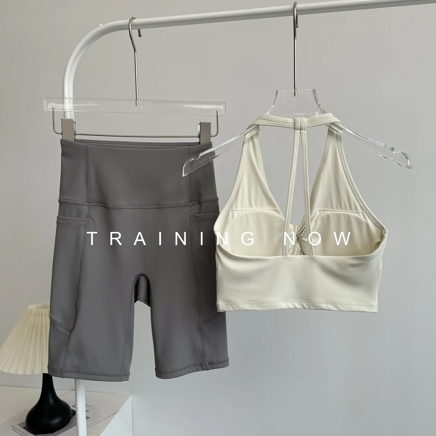 

Дышащий и быстросохнущий беговой костюм для женщин летом, новый красивый костюм для йоги на спине, жилет с высокой талией, подтягивающий бедра, упражнения