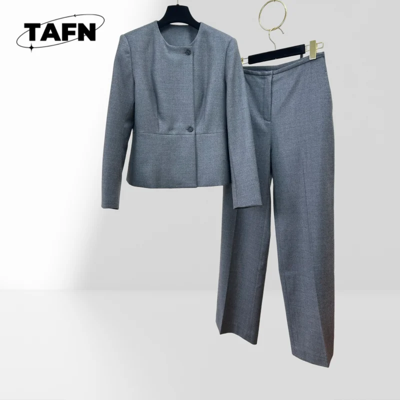 

Классический женский комплект с длинными брюками для элегантного и свободного стиля. Удобный женский комплект для бега с подходящими брюкамиAH2105