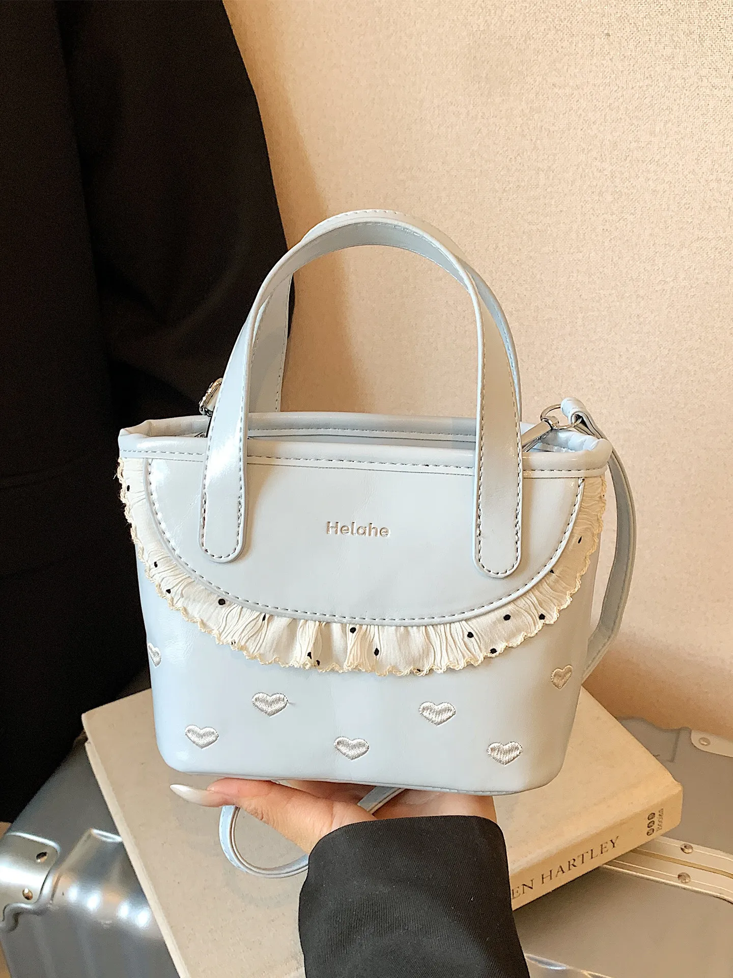 Retro Classic Women's Crossbody Bag Fashionable Light Luxury Shoulder Bag Pleated Edge Embroidery Texture PU Leather Handbag