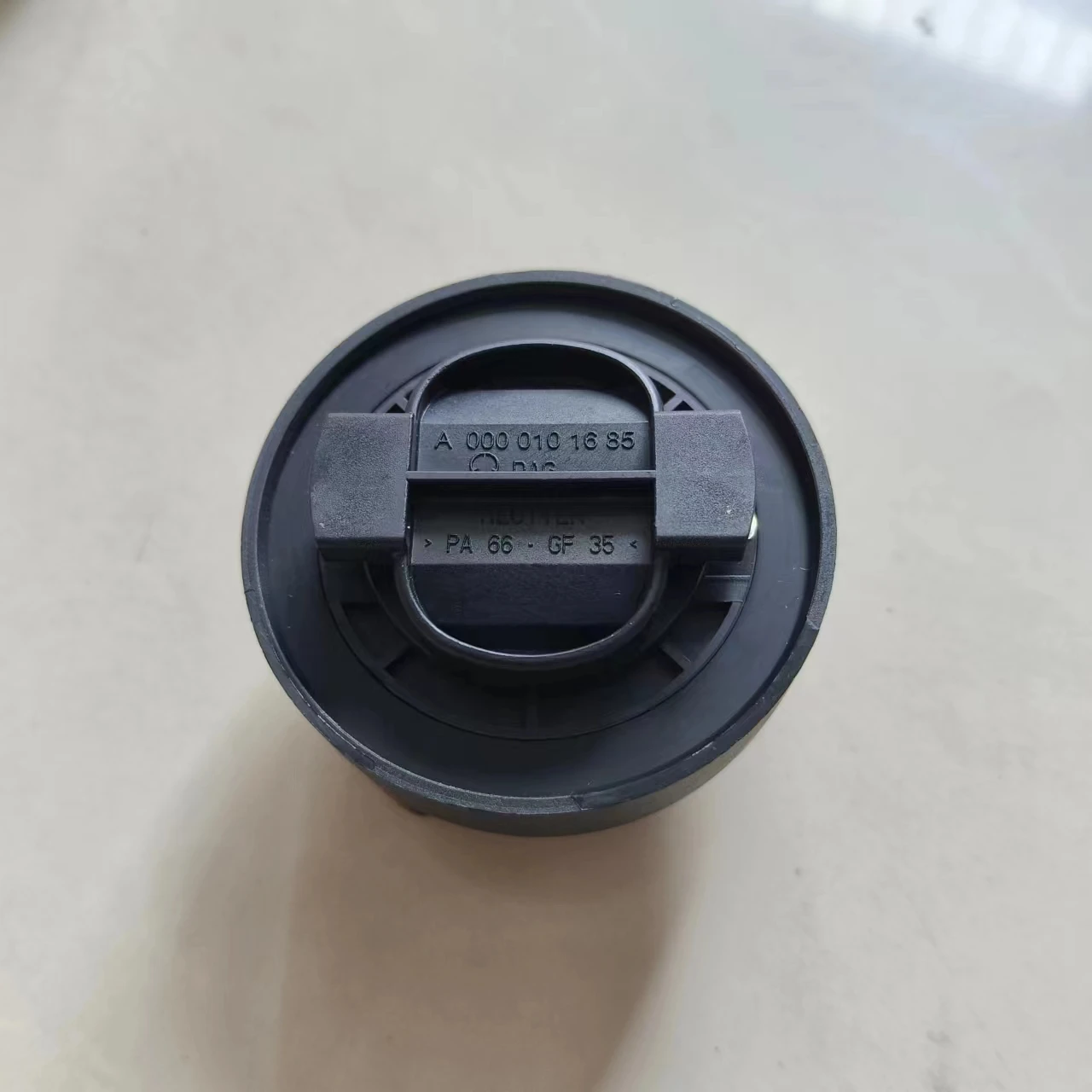 Engine Oil Filler Cap For Mercedes-Benz M270 M271 M272 M274 M642 CLA GLK/E/S/GL-Class A0000101685