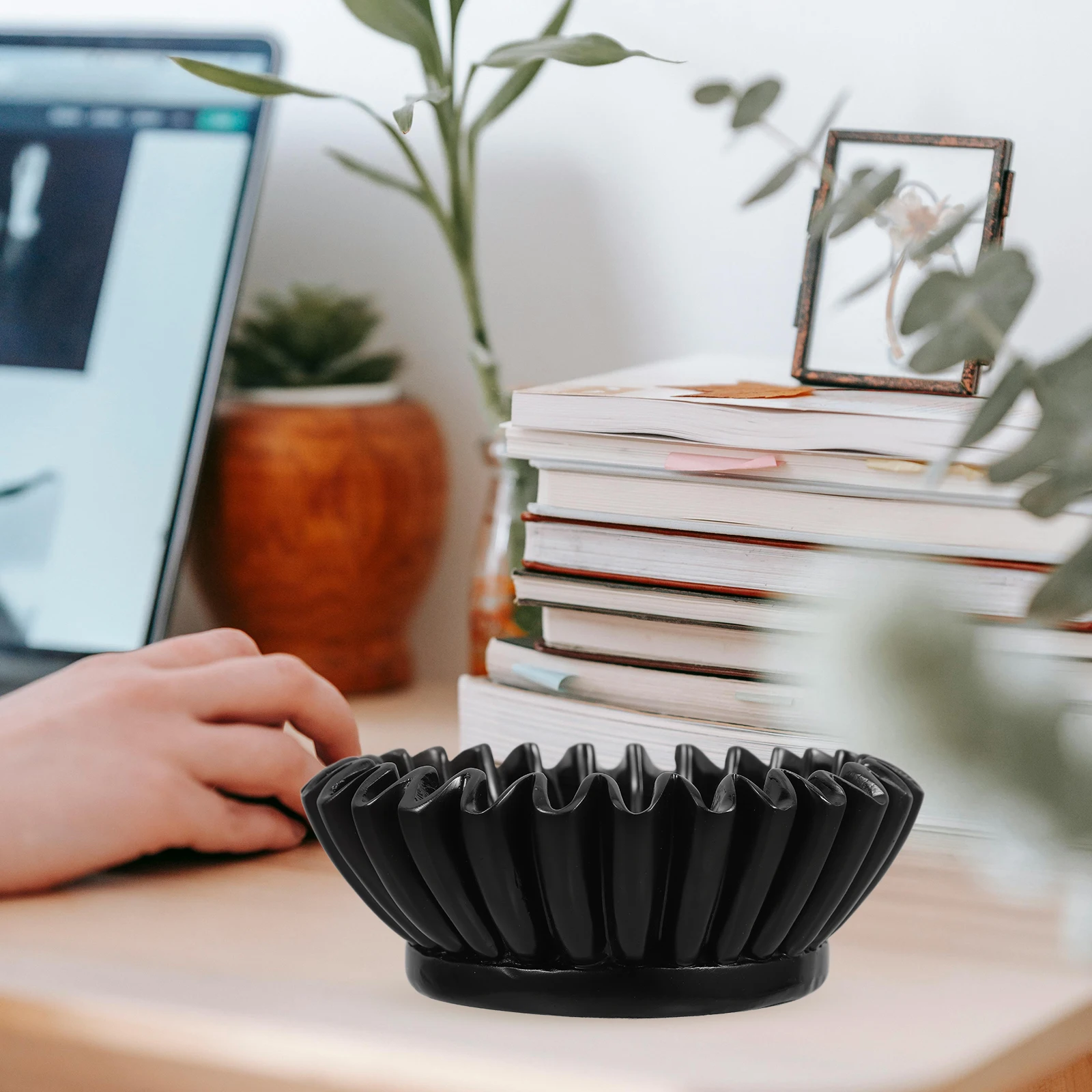 

Decorative Bowl Black Scalloped Fruit Ceramic Vases Table Resin Ruffle Edge Concrete Decorative Bowl Decor