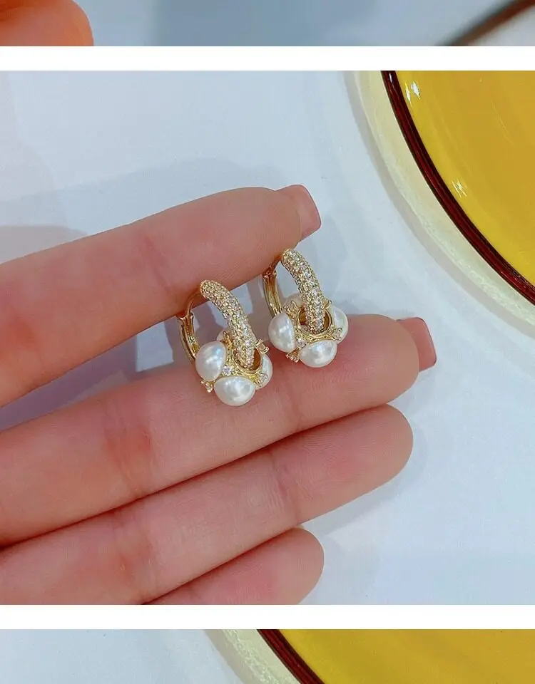 Neues Design, luxuriöser, mikropavébesetzter Zirkon-Ohrring mit Goldfarbenem Verschluss und künstlichem Perlenanhänger für Damen, vielseitiges Schmuck-Accessoire – Detail 15