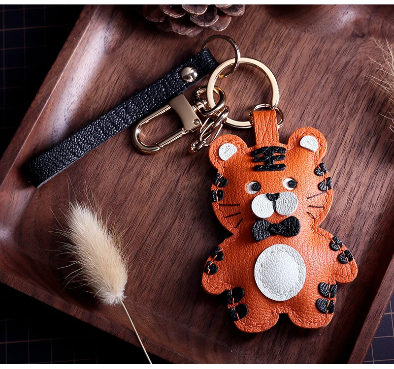 

Кулон-кукла-тигр, сумка-подвеска из французской овчины, сумка-подвеска для телефона, брелок из натуральной кожи ручной работы.