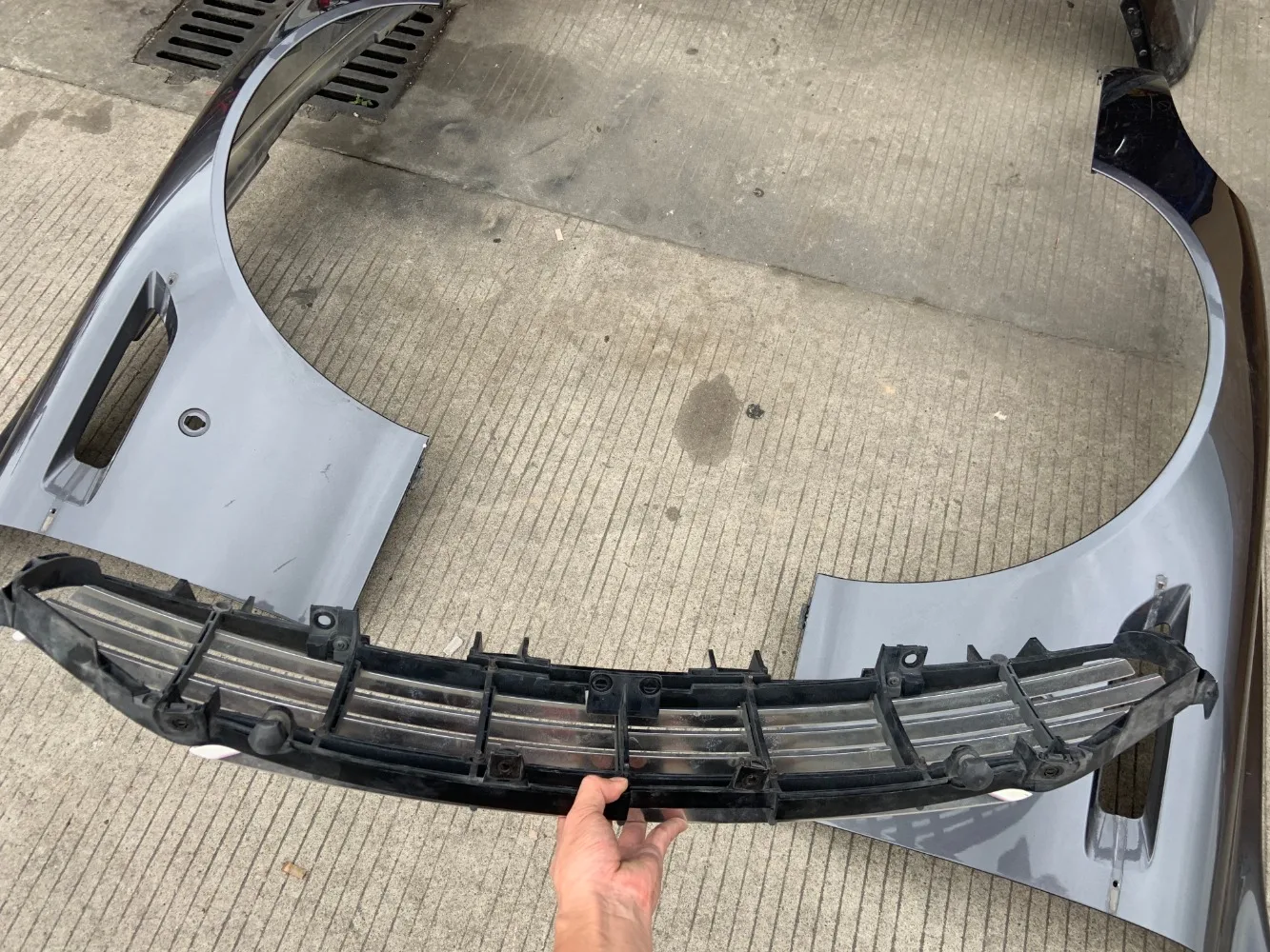 Original Auto Part Suit for Aston Martin DB9 Front Bumper Grille OEM 9G437111006