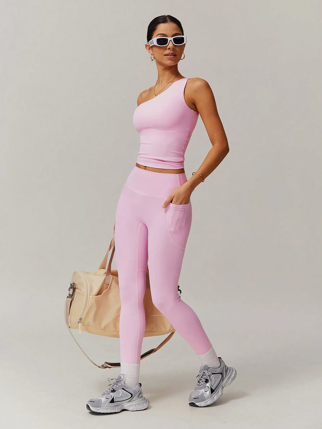 

Женский спортивный комплект: топ на одно плечо и леггинсы с высокой эластичностью, удобная одежда для тренировок