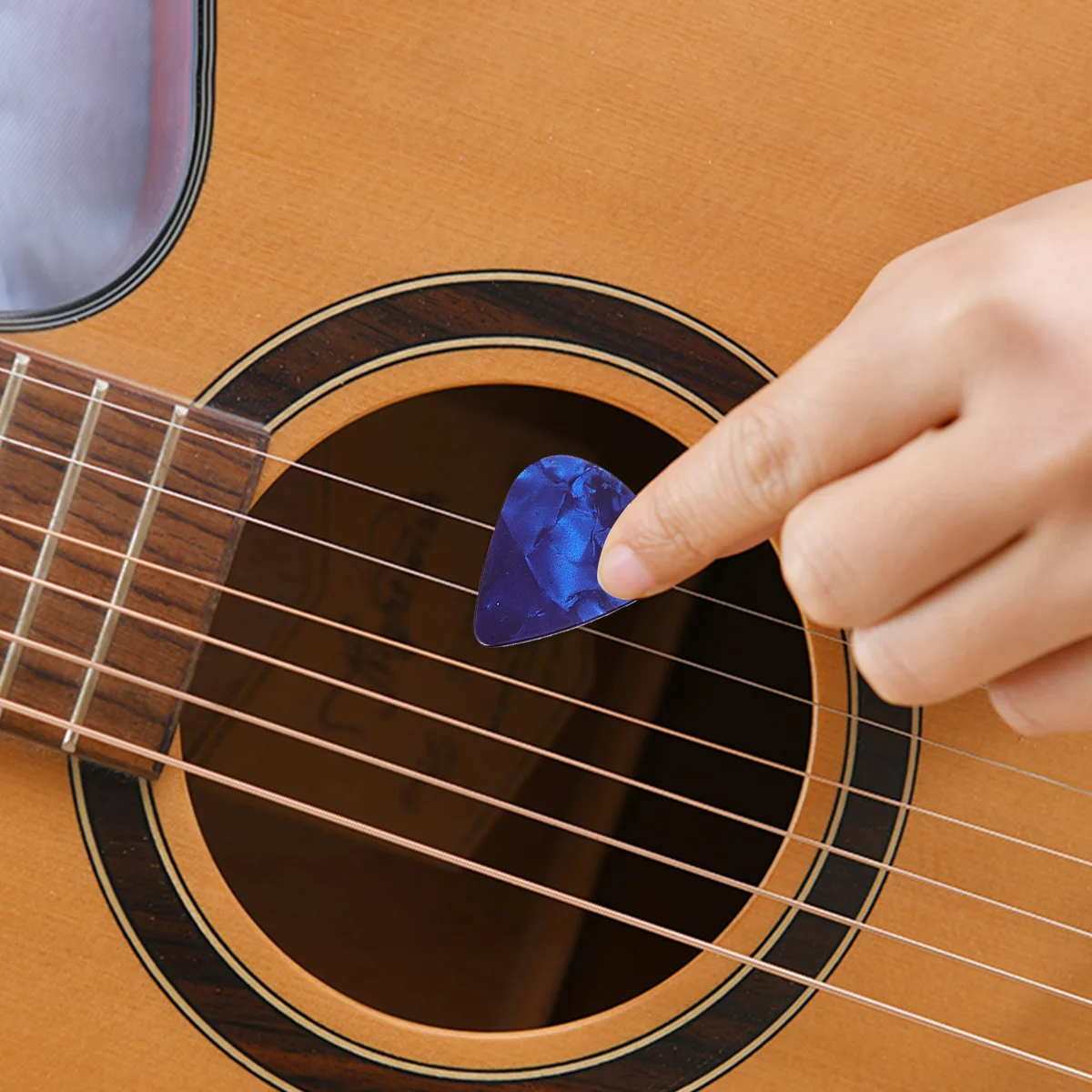 

50Pcs Guitar Accessory Set Celluloid Picks Durable Practical Multi Instrument Use Comfortable Wide Design Guitar Pick Set