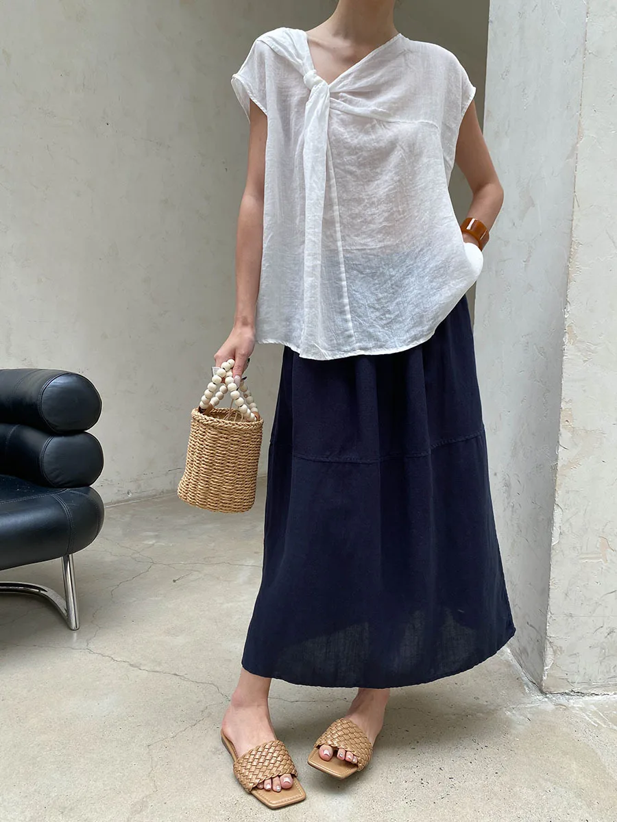 Sommerliches Damen-Shirt in unregelmäßiger, einfarbiger Ausführung mit gedrehten, lockeren und schmal geschnittenen Ärmeln. – Detail 19