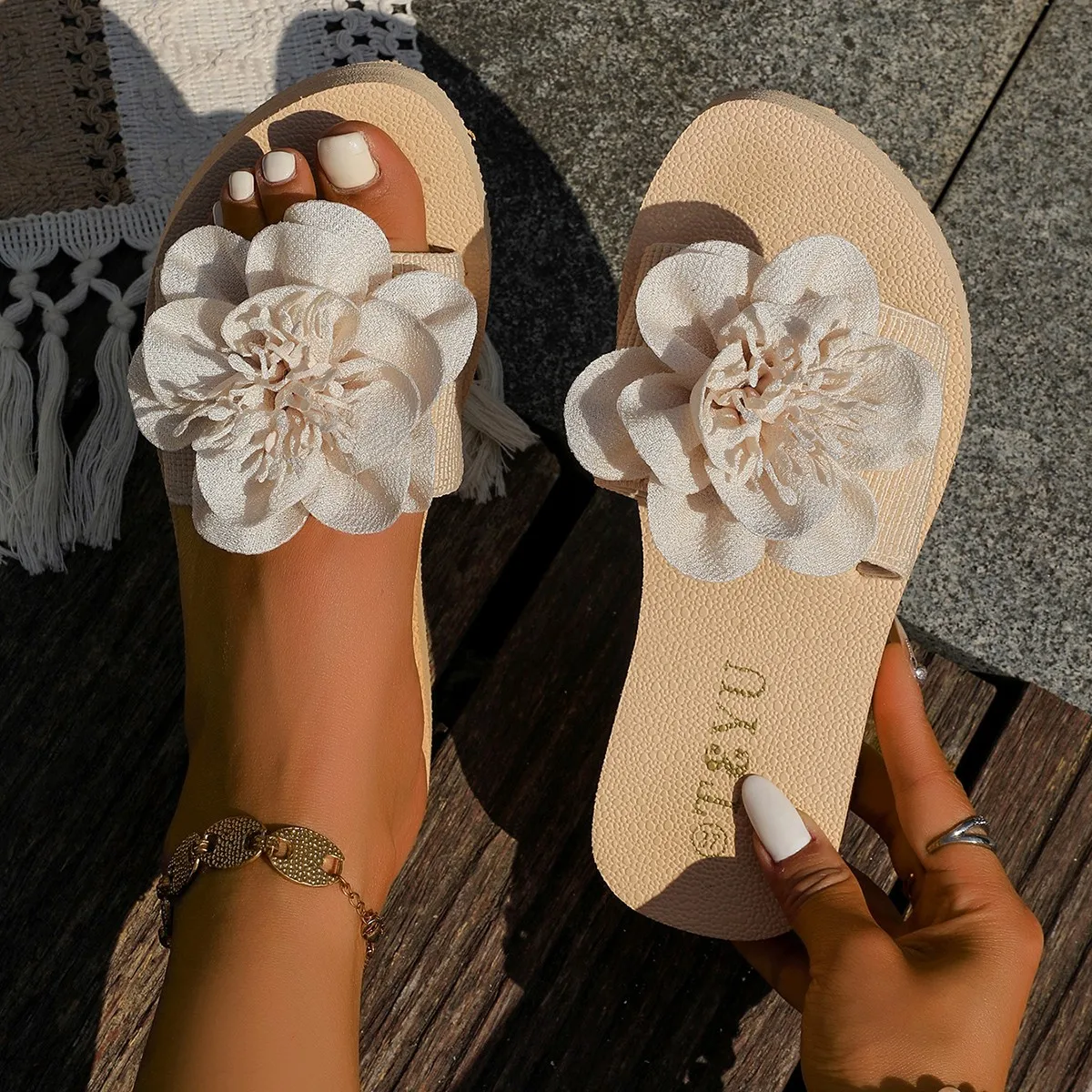 

2025 модные шлепанцы с цветочным декором, женские летние пляжные нескользящие тапочки на платформе, женские легкие сандалии на плоской подошве из ЭВА, размеры 36-42